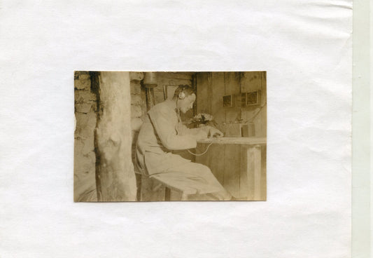 photo soldat dans poste d'écoute de TSF Bois d'Auzy champagne juillet 1916, 44°RAC 8x5,5 cm