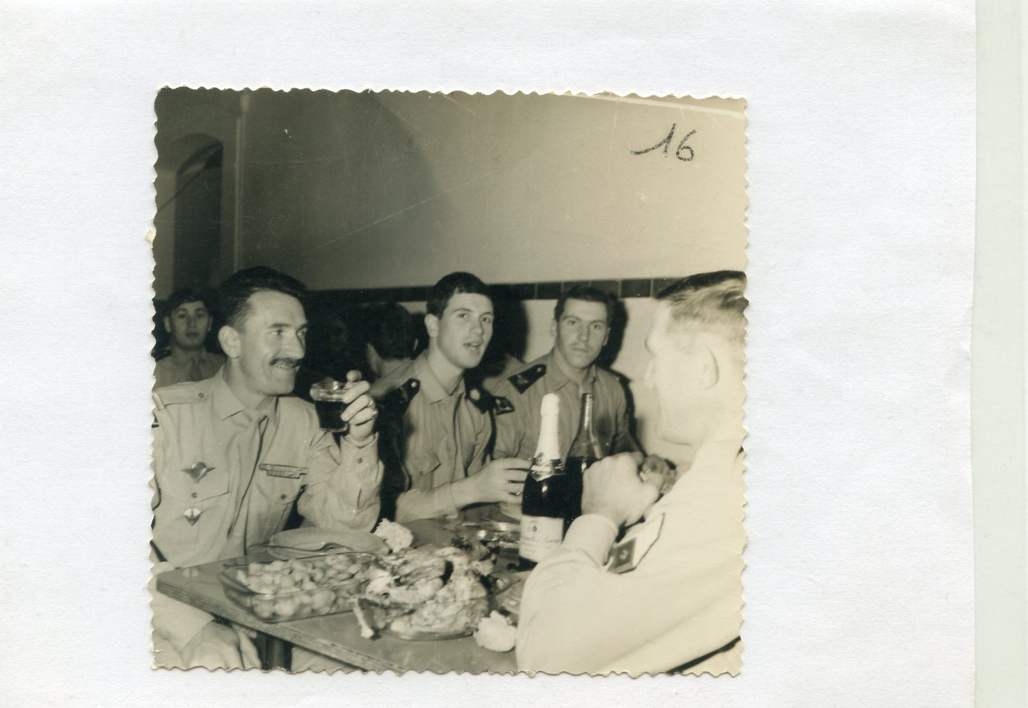 2 photos de parachutistes de la 3°CRA en Algérie, insignes