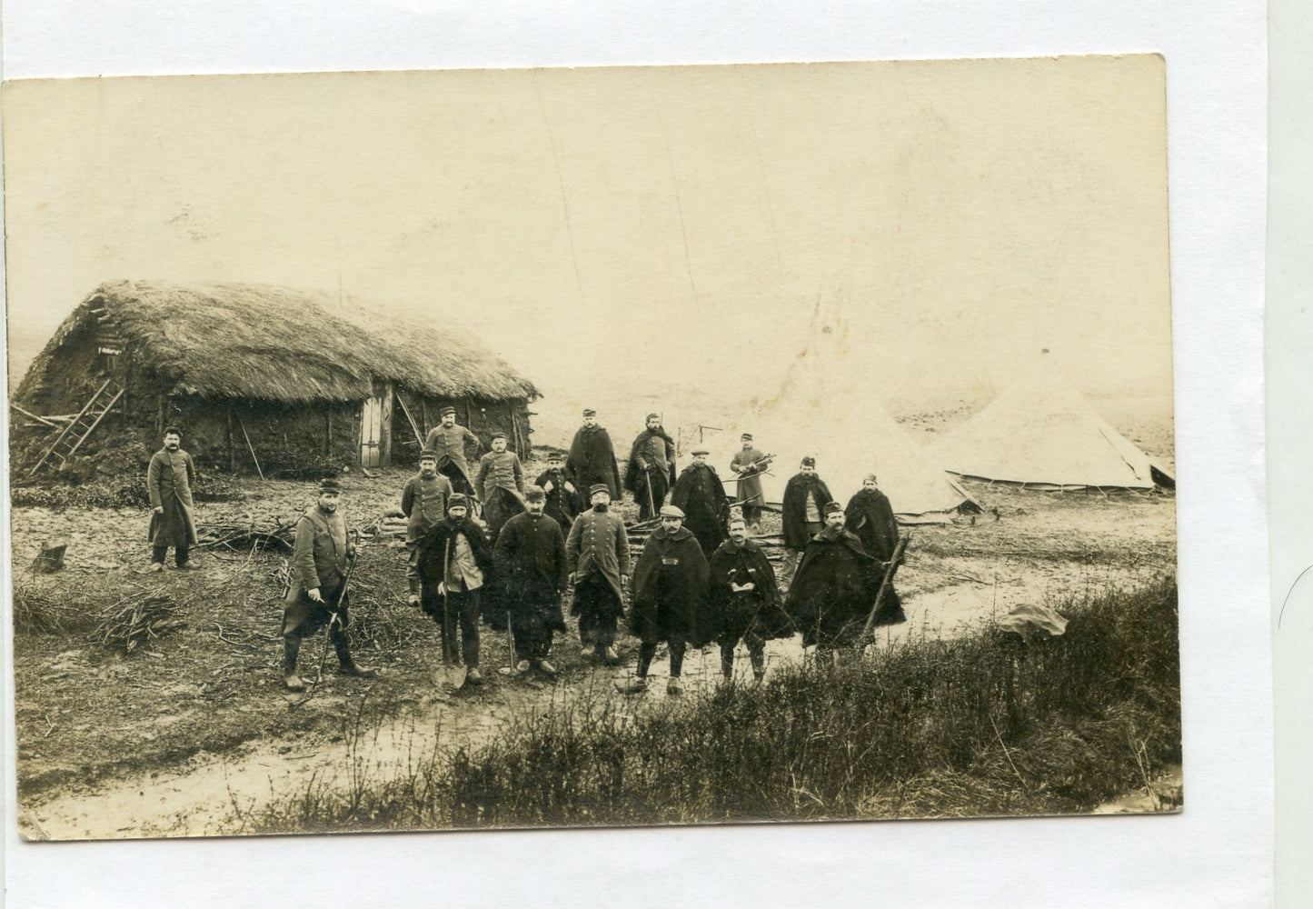 carte photo de poilus devant maison en paille et tente 1914-1918