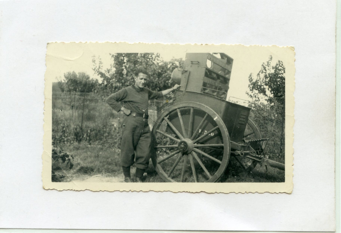 photo d'un soldat du 158°RI devant sa cuisine roulante 1940