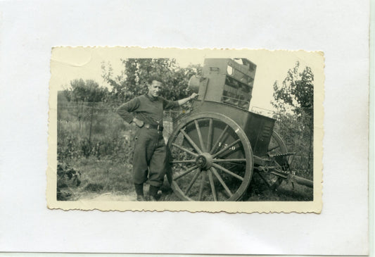 photo d'un soldat du 158°RI devant sa cuisine roulante 1940