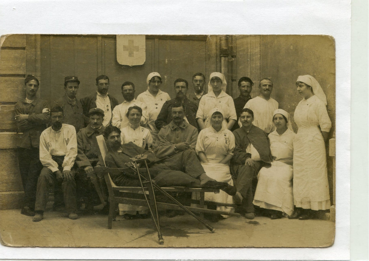 carte photo d'un groupe de blessés et infirmières décorées 1914-1918