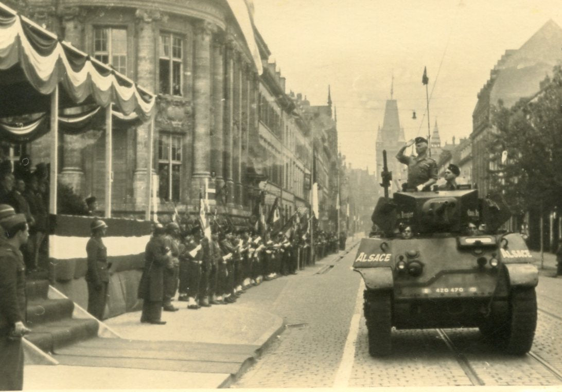 5 photos revue du général de Gaulle Fribourg octobre 1945 1ère armée française 10x7 cm