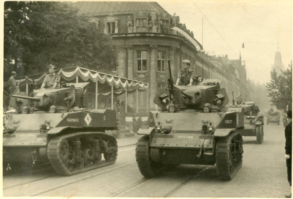 5 photos revue du général de Gaulle Fribourg octobre 1945 1ère armée française 10x7 cm