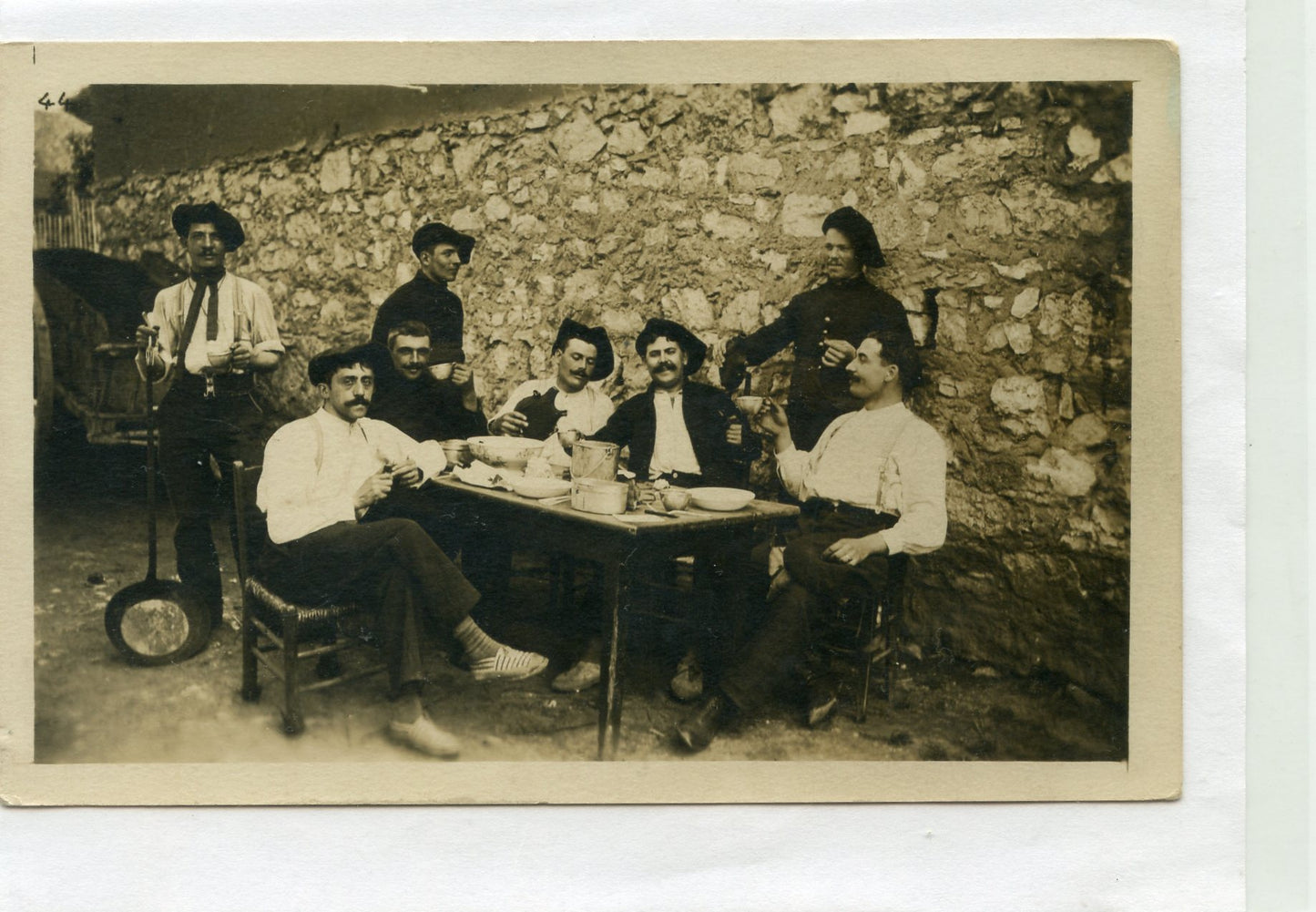 carte photo d'un groupe de soldats de l'infanterie alpine au repas avant 1914