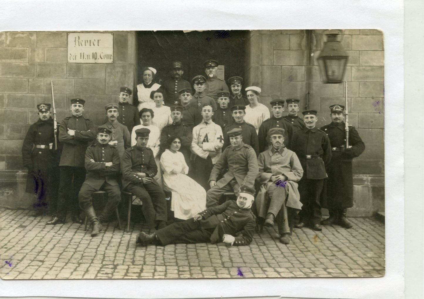 carte photo allemande blessés, infirmiers et soldats de la réserve  1914-1918