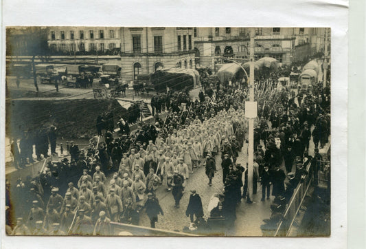 carte photo prisonniers allemands défilant à Chalons en Champagne février 1915