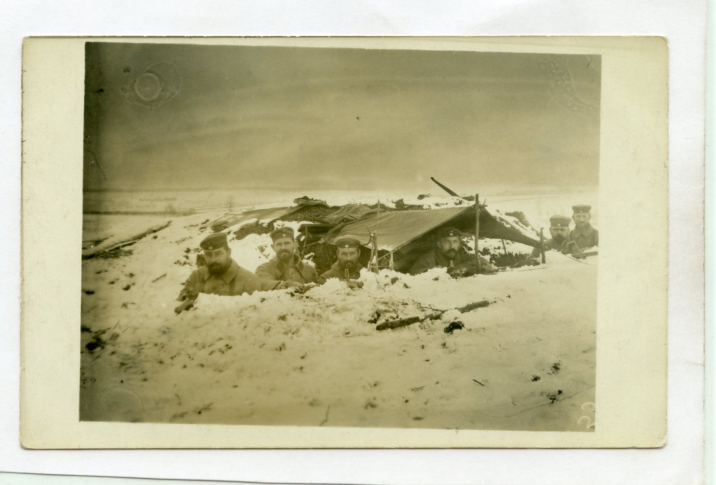 carte photo allemande soldats dans une tranchée dans la neige 1914-1918