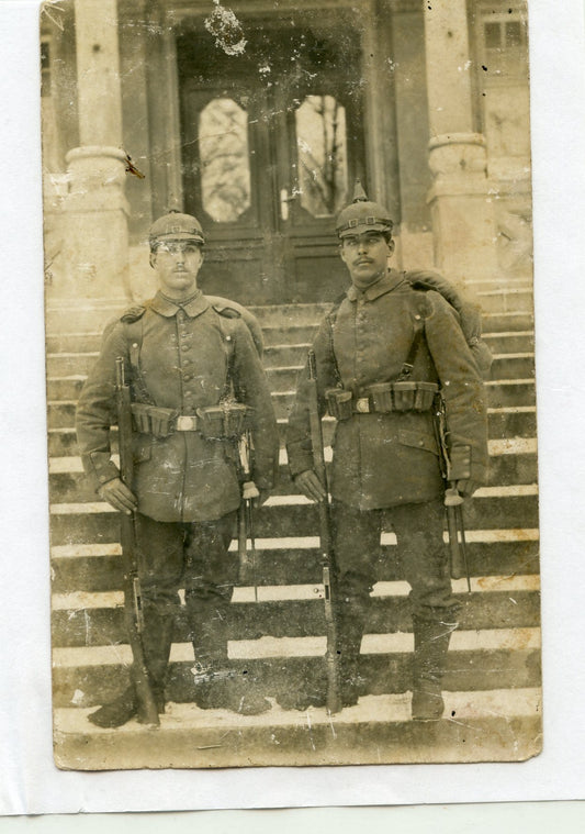 carte photo allemande 2 soldats équipés casque à pointe Mauser 1888