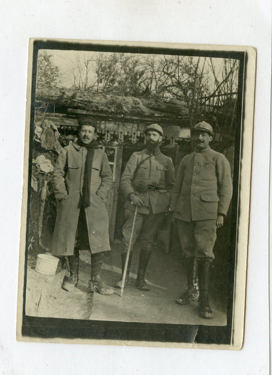 photos de 3 poilus devant un abri 1914-18 numéros pas visibles, insigne de mitrailleur