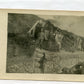 carte photo d'un officier du 131°RI devant un abri de 2° ligne, porte avec insigne 1° chasseurs 1914-18