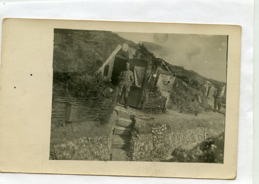 carte photo d'un officier du 131°RI devant un abri de 2° ligne, porte avec insigne 1° chasseurs 1914-18