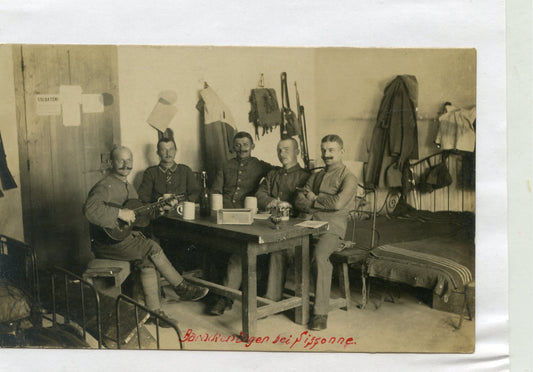 carte photo allemande soldats dans une chambre à Sissone (Aisne) 1914-1918