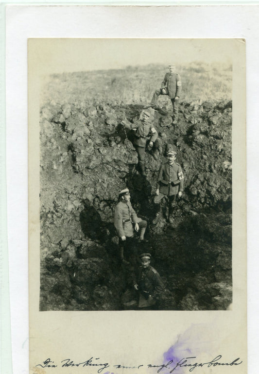 carte photo allemande infirmiers et médecins dans un trou de bombe 1914-1918