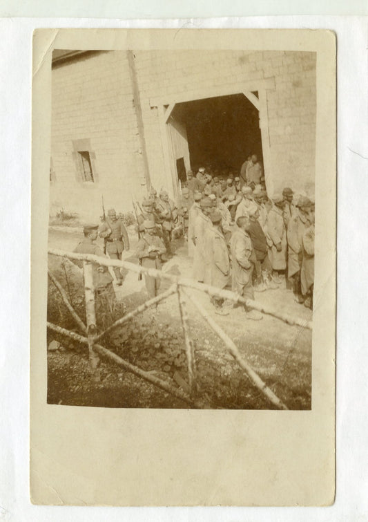 carte photo de prisonniers français avec leurs gardiens allemands 1914-1918