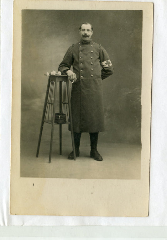 carte photo poilu infirmier 4 au col insigne de journée sur le képi