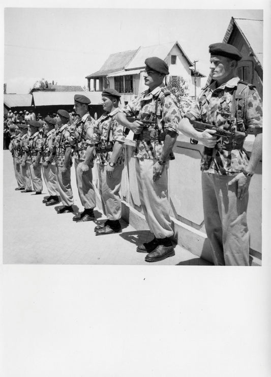 grande photo GCCP Madagascar parachutistes coloniaux cérémonie 1954 18x13 cm tenue US camouflée