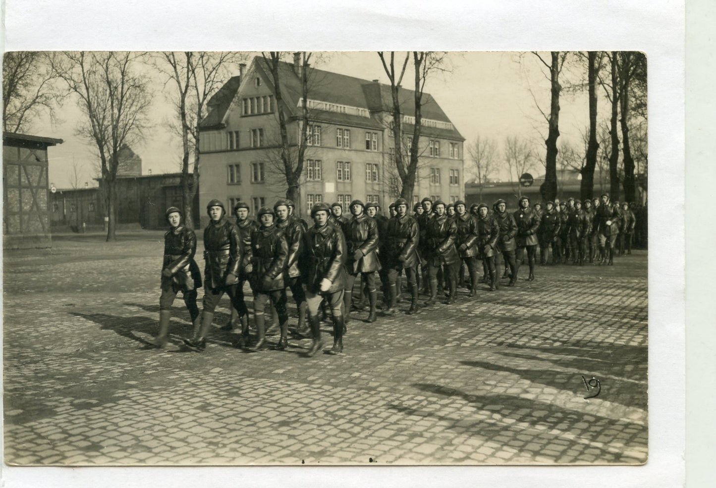 carte photo défilé d'une unité des chars de combat en tenue de combat années 20-30