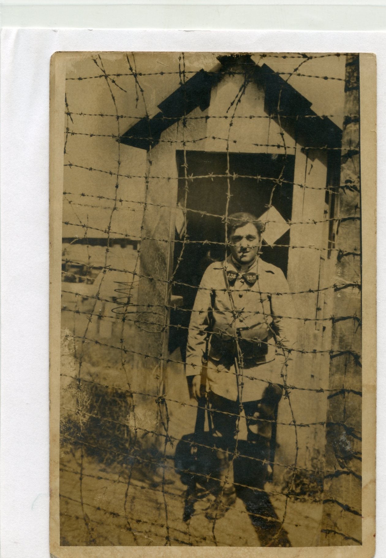 carte photo d'un soldat du train montant la garde au Levant Beyrouth