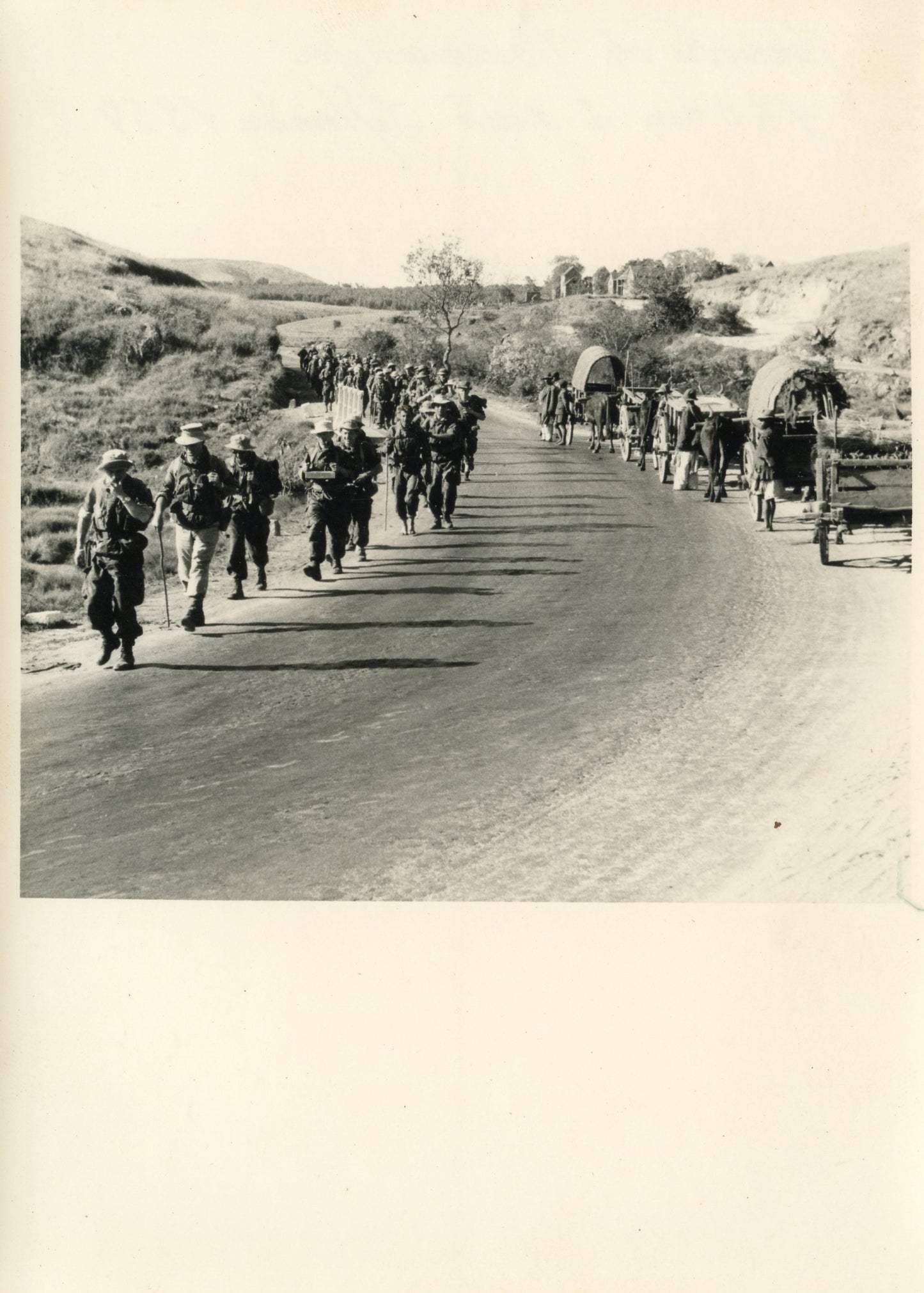 grande photo GCCP Madagascar parachutistes coloniaux cérémonie 1954 18x13 cm marche