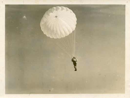 grande photo GCCP Madagascar parachutistes coloniaux saut d'un parachutiste 1954 18x13 cm