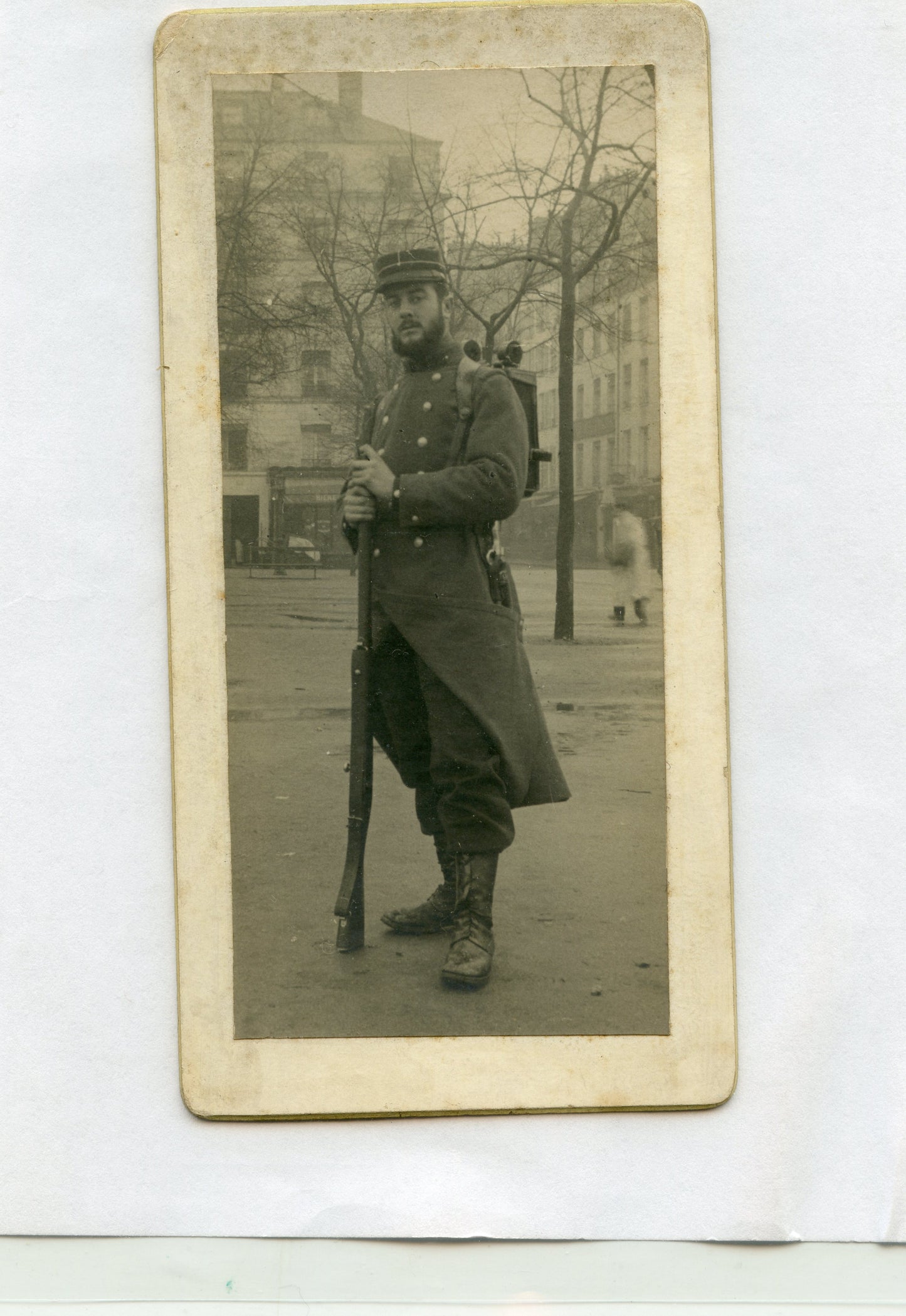 photo sur carton d'un poilu équipé 1914