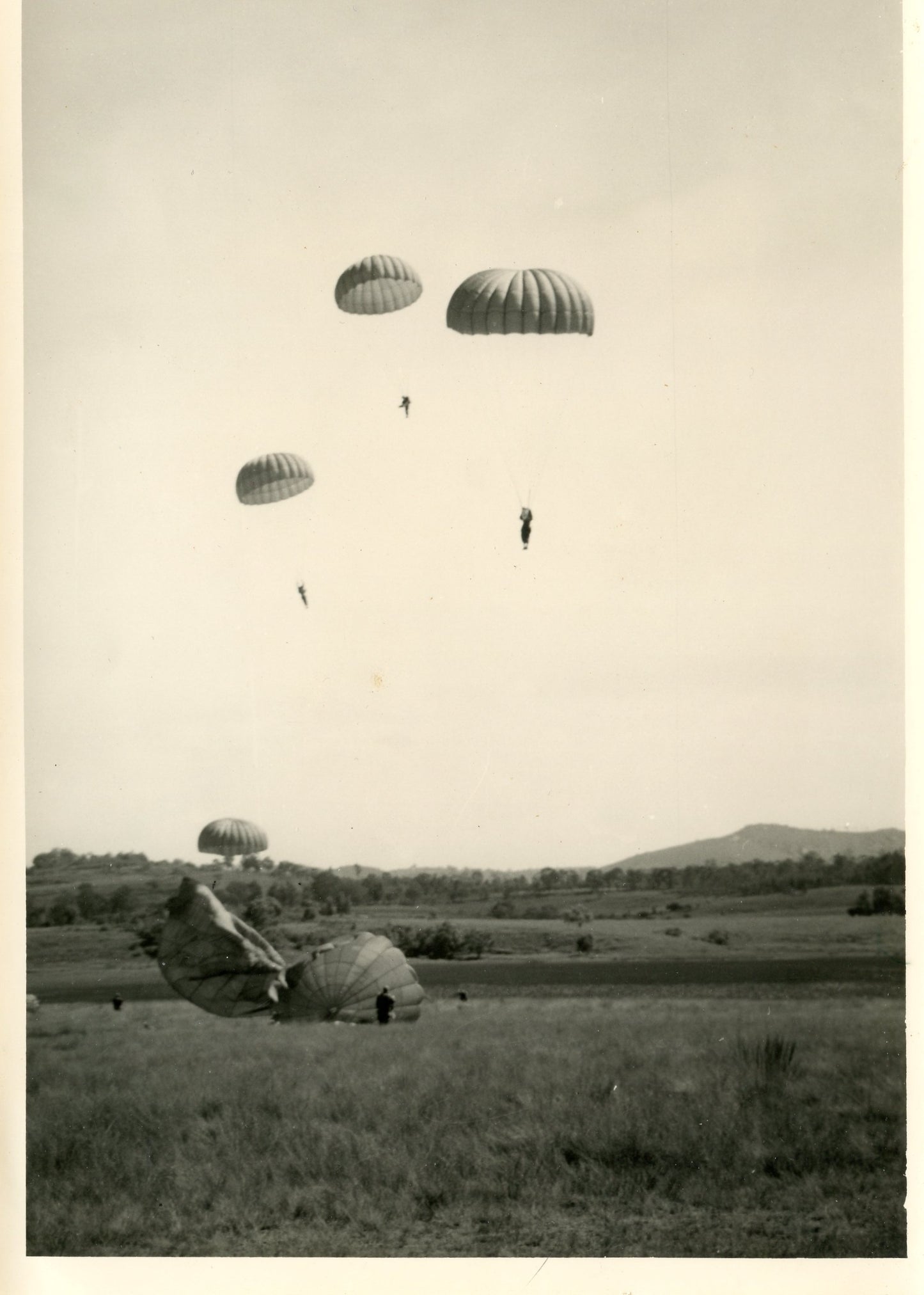 grande photo GCCP Madagascar parachutistes coloniaux saut de parachutistes 1954 18x13 cm