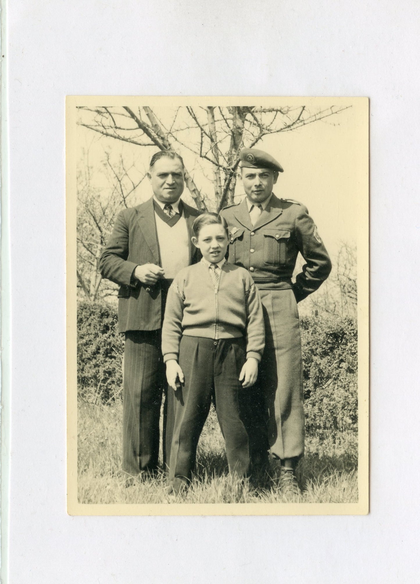 photo d'un sergent de parachutistes années 50 avec sa famille 10,5 x 8 cm