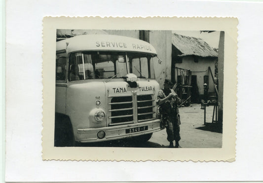 photo d'un parachutiste du GCCP Madagascar devant bus à Tulear 12x9 cm