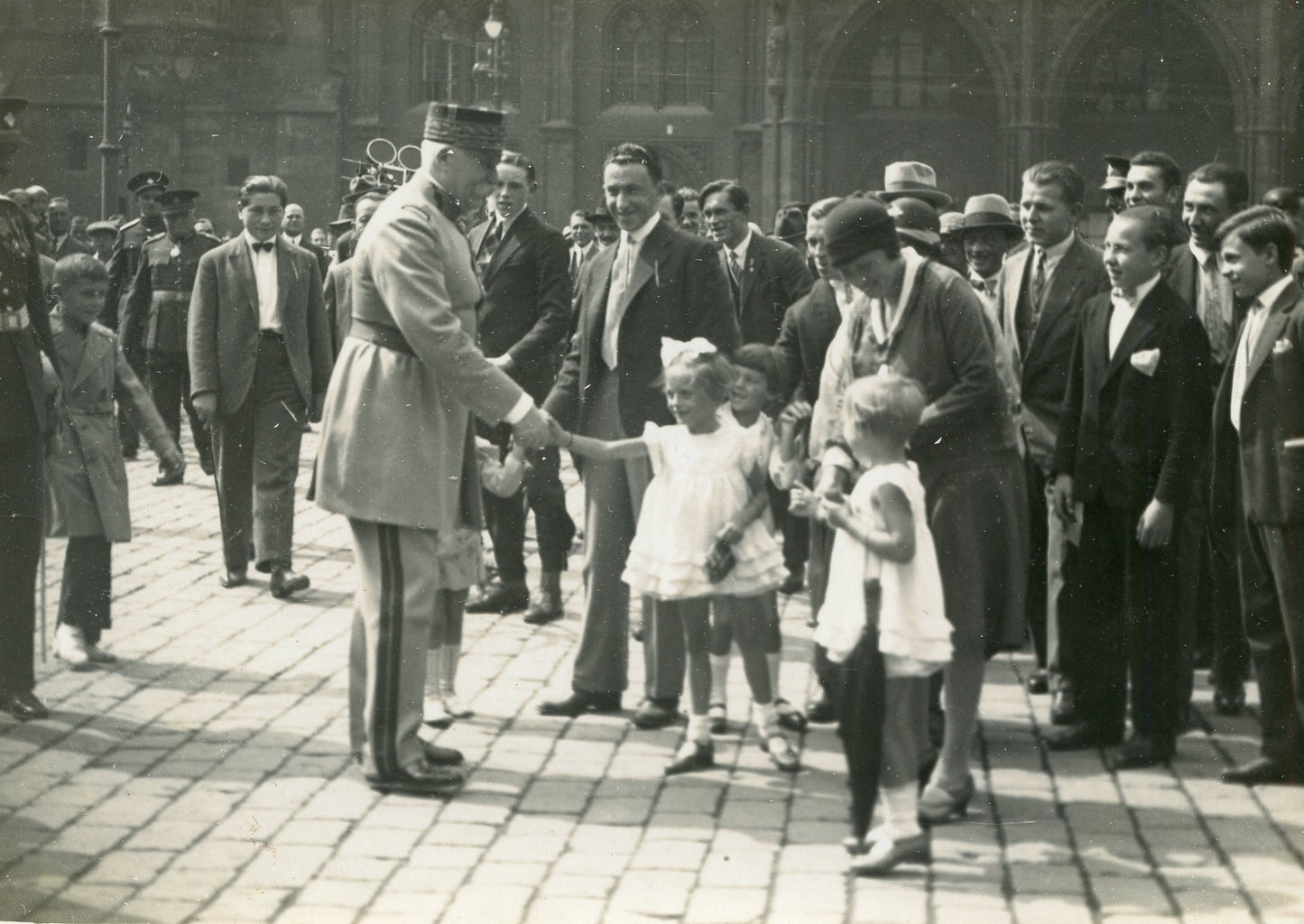 grande photo visite du Maréchal Pétain en Tchécoslovaquie années 20 2 17 x 12 cm tampon du photographe au dos