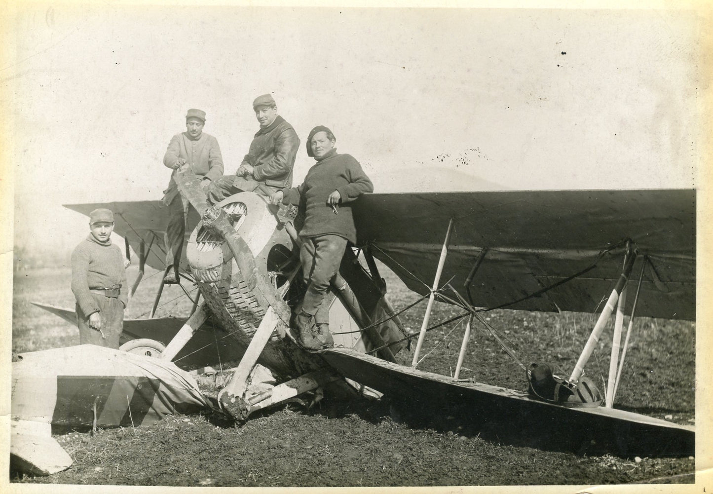 grande photo d'un avion français écrasé aviation 1914-1918 17 x 12 cm