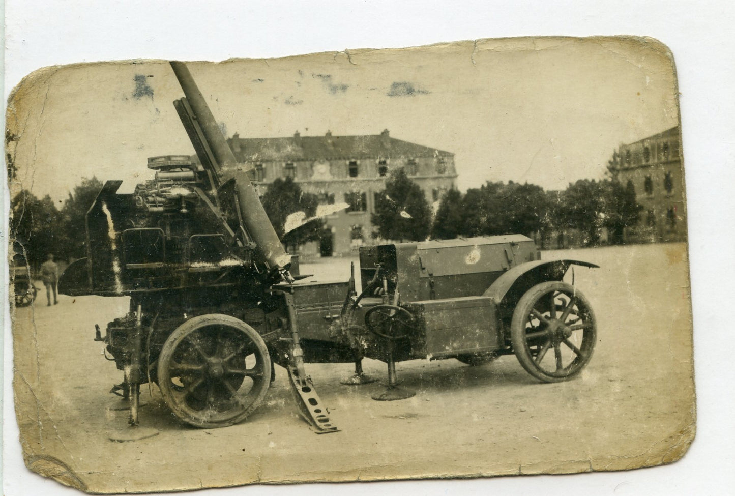 carte photo canon de 75 anti-aérien monté sur camion années 20-30