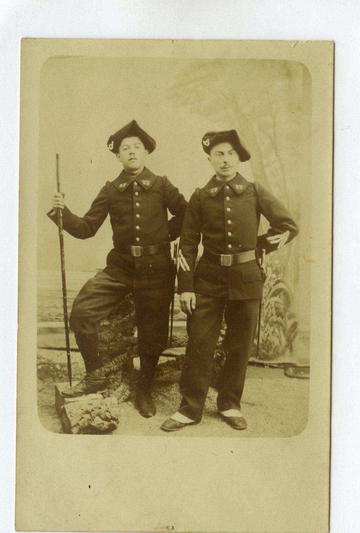 carte photo 2 chasseurs du 23° bataillon de chasseurs alpins vers 1910