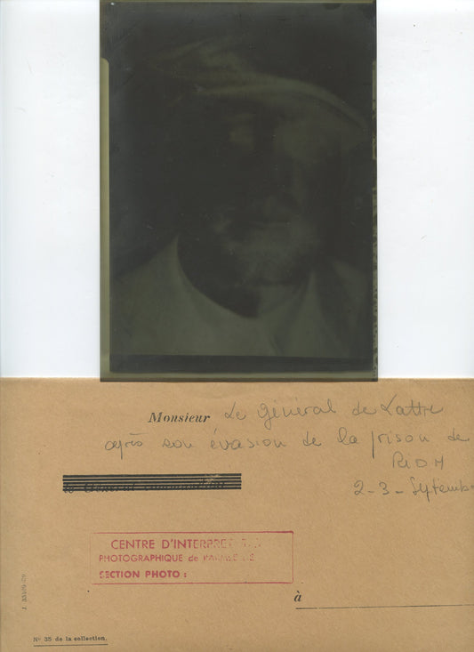 négatif de la photo du maréchal de Lattre lors de son évasion avec enveloppe officielle