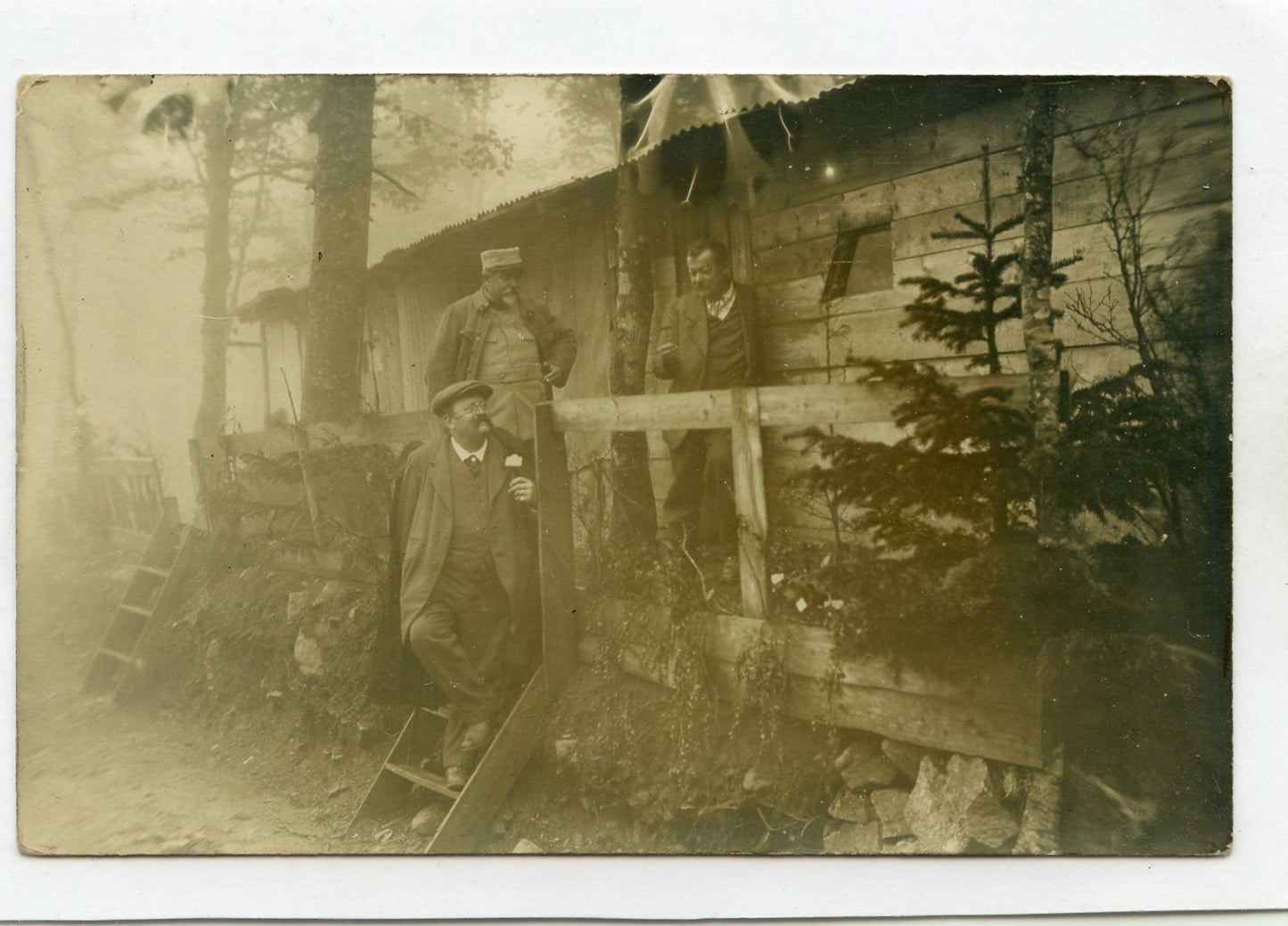 carte photo d'un officier et de civils dans un abri des Vosges 1914-1918