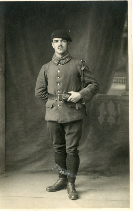 carte photo d'un chasseur du 15°BCA avec insigne années 20