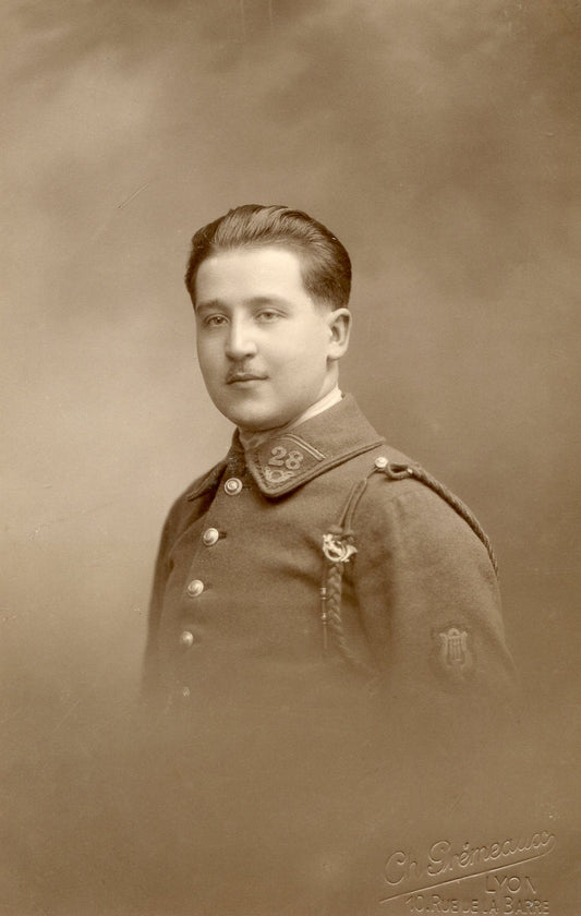 carte photo d'un chasseur du 28°BCA avec insigne en 1923