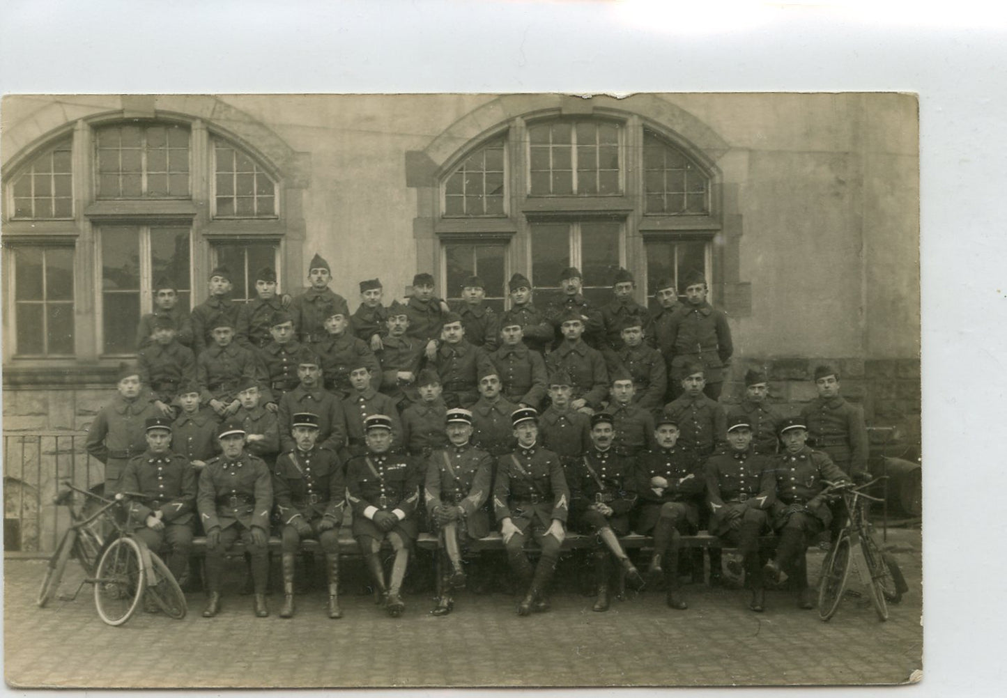 carte photo d'une compagnie du 4°bataillon de chasseurs cyclistes vers 1920