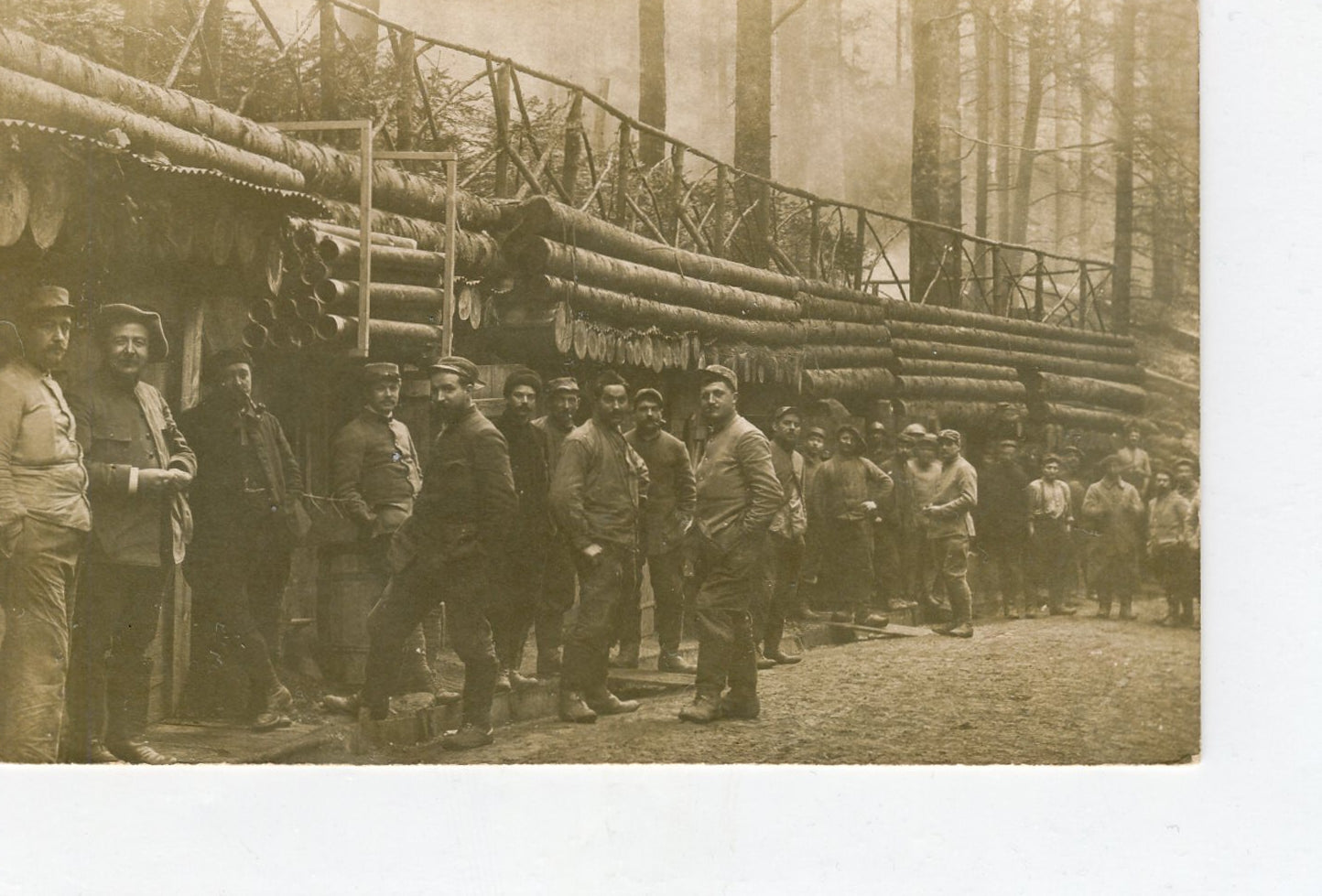 carte photo de poilus devant un abri certainement en Alsace ou Vosges