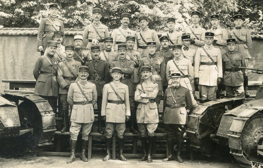 photo des officiers du 513° régiment de chars de combat avec FT 17 Nancy