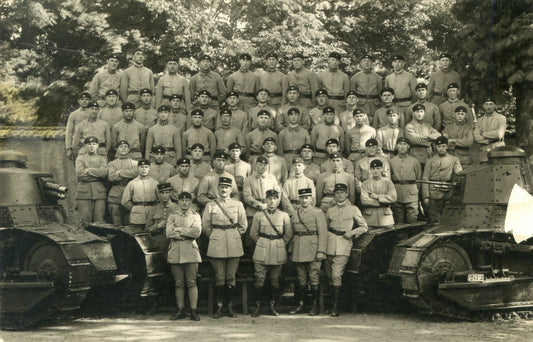 photo compagnie de tankistes du 513° régiment de chars de combat avec FT 17