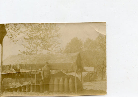 photo de d'une baraque avec obus de gros calibre artillerie 1914-1918 12x8cm