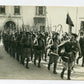 carte photo des alpins du 81°RI Sète arrivant à Montlouis (66) 1937, fanion