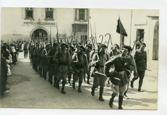 carte photo des alpins du 81°RI Sète arrivant à Montlouis (66) 1937, fanion