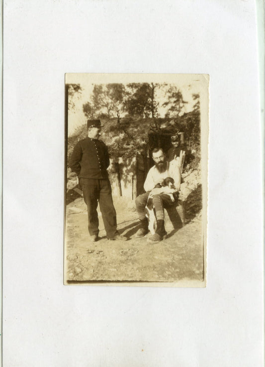 photo de poilus devant un abri avec chien et sabots 1914-1918 9x6 cm