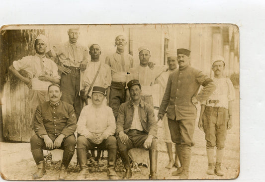 carte photo de zouaves ou tirailleurs en Afrique du nord, avec indigènes 1914-1918