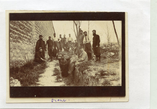 carte photo d'un groupe de poilus devant un abri 1914-18 12x9 cm