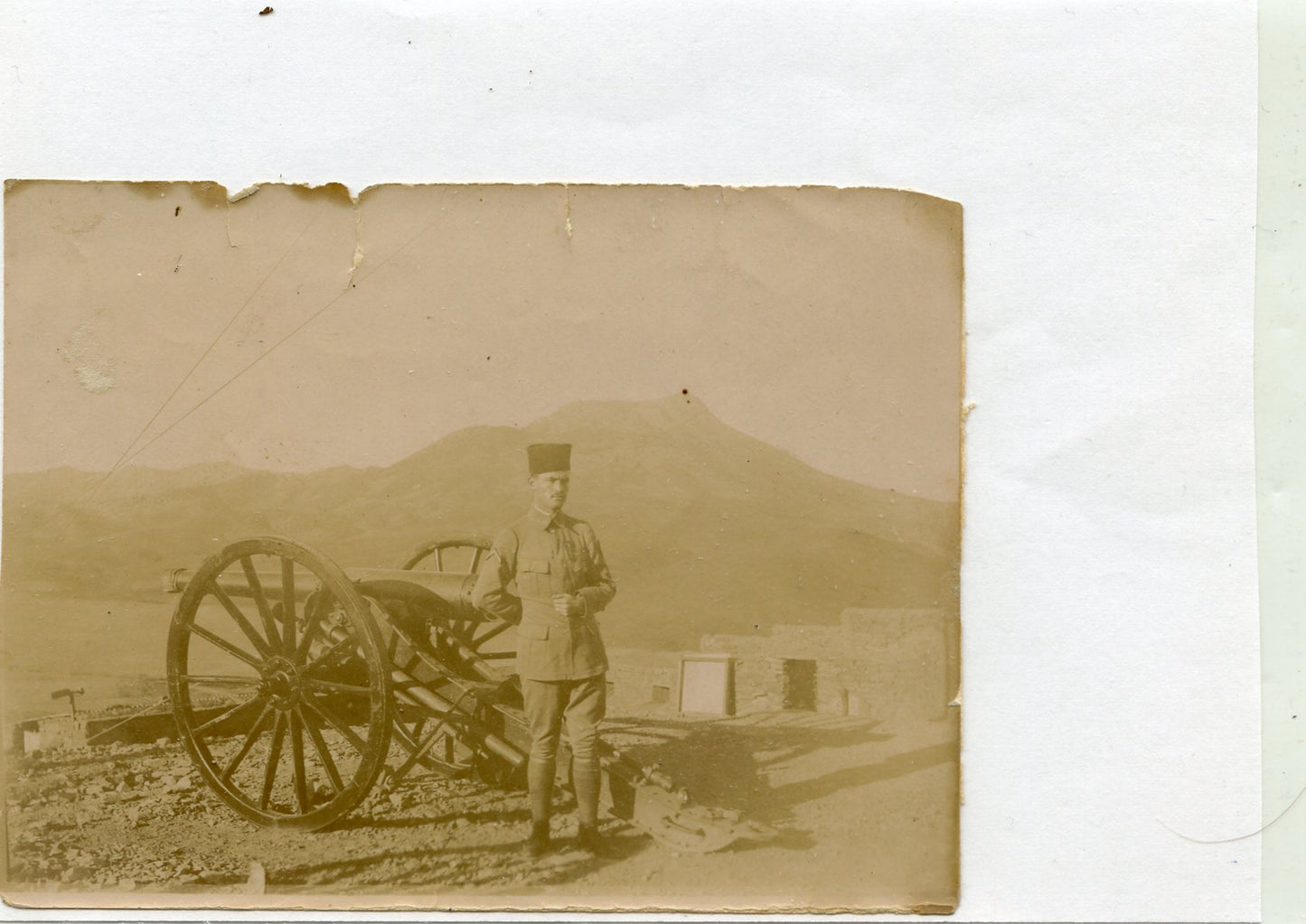 photo d'un zouave ou tirailleur devant un canon, Maroc 1916