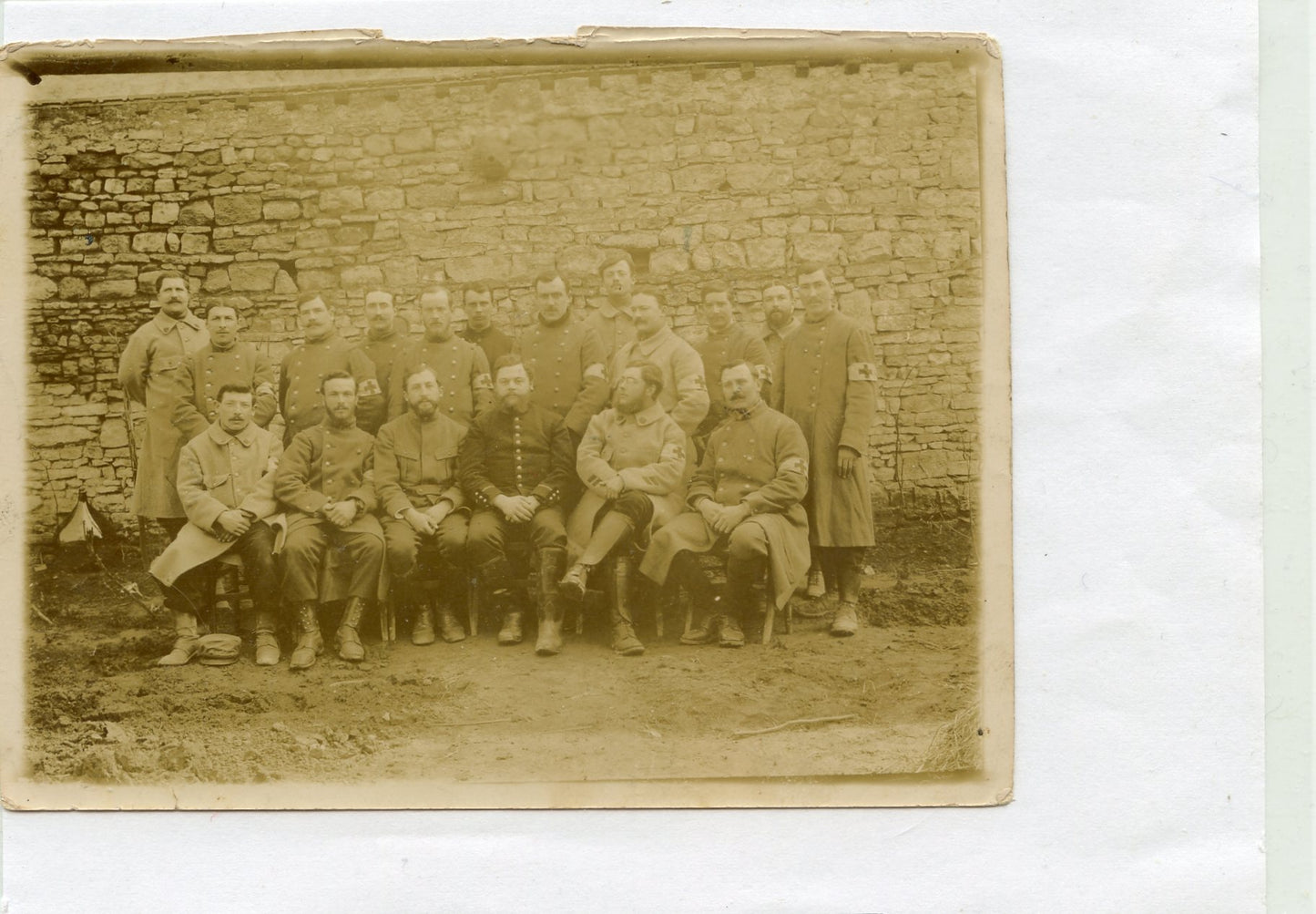 photo des brancardiers et médecins du 3° bataillon (5 au col) 1917 12x9 cm