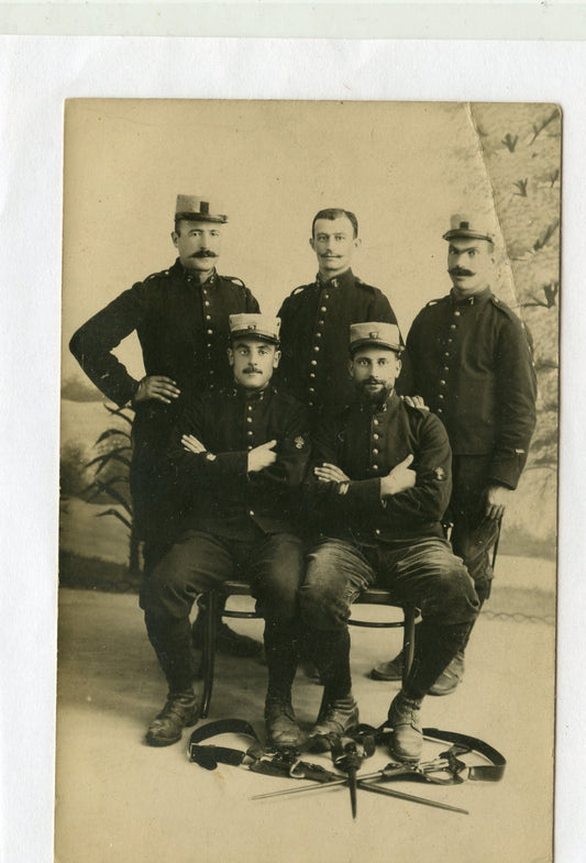 carte photo groupe de poilus d'une unité montée 7 aux cols et ceinturon homme monté et baïonnette gras